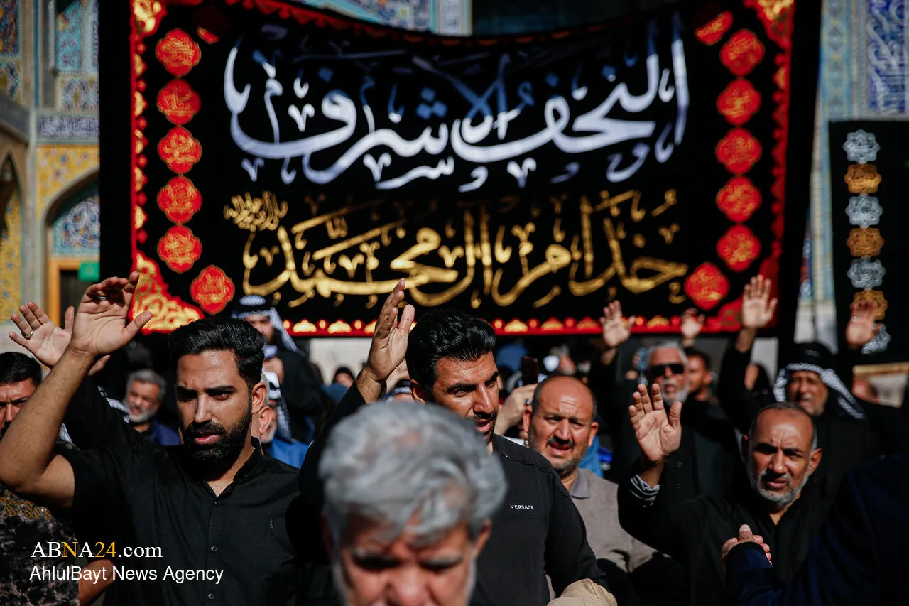 همزمان با سالروز شهادت حضرت فاطمه زهرا(س)، زائران حرم مطهر رضوی با ذکر توسل و برپایی دستههای عزاداری به سوگواری پرداختند. در این میان، دسته عزاداری خادمان حرم مطهر امام علی(ع) از نجف اشرف نیز جلوهای از ارادت محبان اهلبیت(ع) به بانوی دو عالم را به نمایش همزمان با سالروز شهادت حضرت فاطمه زهرا(س)، زائران حرم مطهر رضوی با ذکر توسل و برپایی دستههای عزاداری به سوگواری پرداختند. در این میان، دسته عزاداری خادمان حرم مطهر امام علی(ع) از نجف اشرف نیز جلوهای از ارادت محبان اهلبیت(ع) به بانوی دو عالم را به نمایش