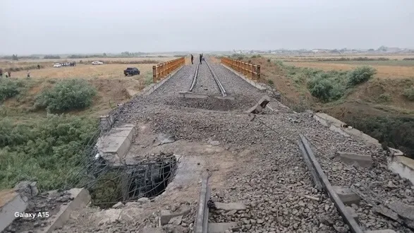 تصاویر حمله آمریکا به پل راه‌آهن آق‌قلا
