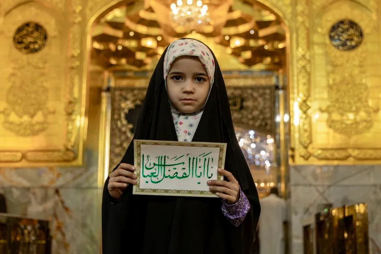 افشین یدالله، خوشنویس ایرانی، در آستان مقدس عباسی به خلق آثاری هنری با نام ائمه اهلبیت (ع) میپردازد و این تابلوهای خوشنویسی را به زائران هدیه میدهد. افشین یدالله، خوشنویس ایرانی، در آستان مقدس عباسی به خلق آثاری هنری با نام ائمه اهلبیت (ع) میپردازد و این تابلوهای خوشنویسی را به زائران هدیه میدهد.