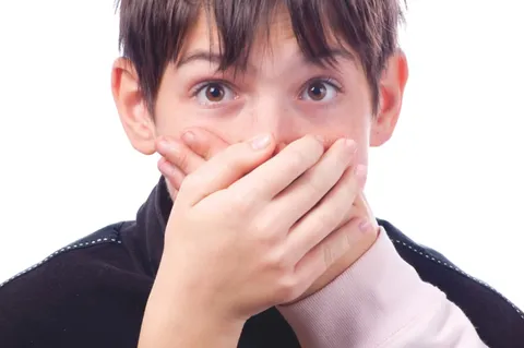 اَلشَّرُّ مَنْطِقٌ وَبِيٌّ وَنِي | سخن بد خسته کننده است