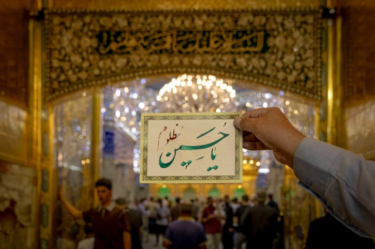 افشین یدالله، خوشنویس ایرانی، در آستان مقدس عباسی به خلق آثاری هنری با نام ائمه اهلبیت (ع) میپردازد و این تابلوهای خوشنویسی را به زائران هدیه میدهد. افشین یدالله، خوشنویس ایرانی، در آستان مقدس عباسی به خلق آثاری هنری با نام ائمه اهلبیت (ع) میپردازد و این تابلوهای خوشنویسی را به زائران هدیه میدهد.