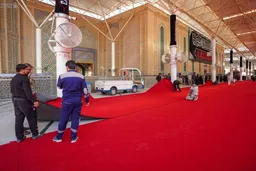 آماده‌سازی صحن حرم امام علی(ع) برای استقبال از عزاداران
