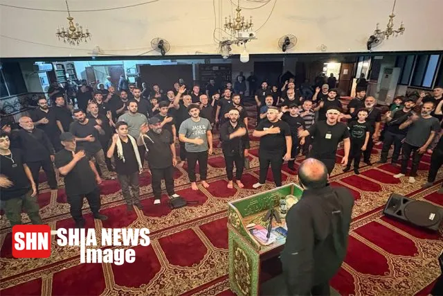 همزمان با فرارسیدن ایام سوگواری ماه محرم، مراسم عزاداری شب های عاشورا در مناطق گوناگون لبنان با حضور پرشور هیئت های حسینی و اقشار مختلف مردم ادامه دارد.