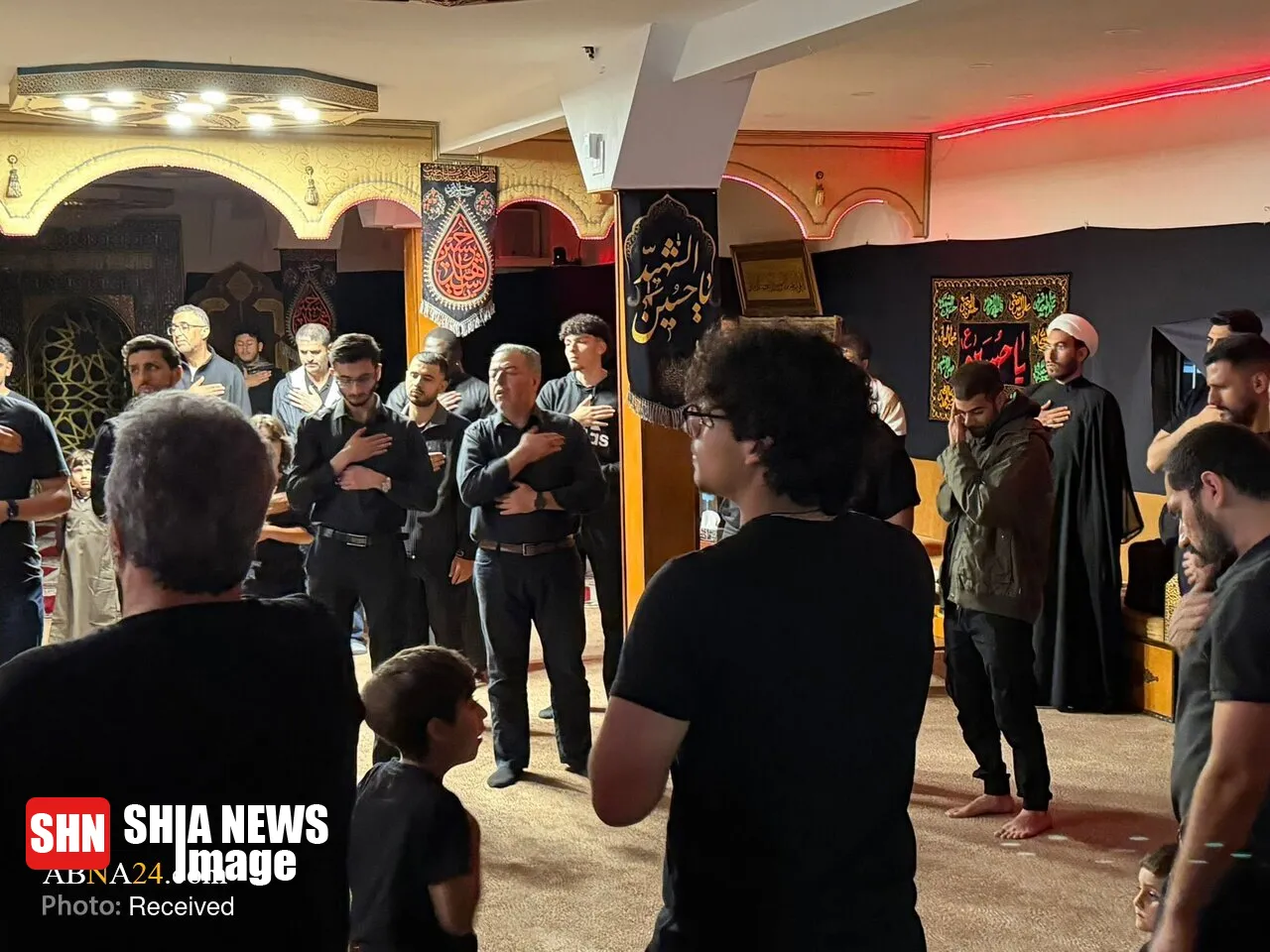 همزمان با فرارسیدن ماه محرم و ایام سوگواری حضرت اباعبدالله الحسین(ع)، مراسم عزاداری و بزرگداشت قیام عاشورا با حضور جمعی از شیعیان در مرکز اهلبیت(ع) شهر مونترال کانادا برگزار شد. همزمان با فرارسیدن ماه محرم و ایام سوگواری حضرت اباعبدالله الحسین(ع)، مراسم عزاداری و بزرگداشت قیام عاشورا با حضور جمعی از شیعیان در مرکز اهلبیت(ع) شهر مونترال کانادا برگزار شد.