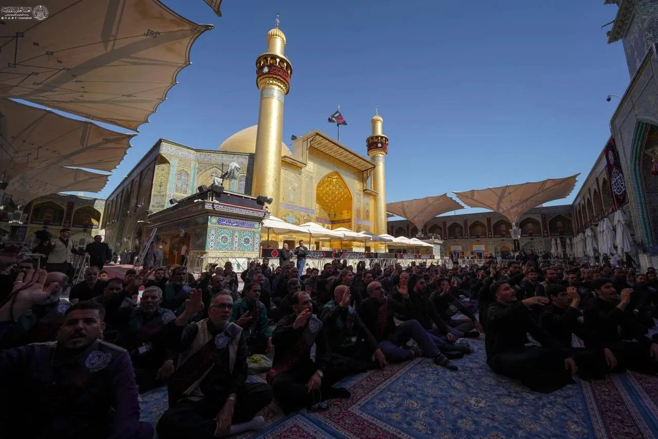خادمان حرم مطهر امام علی(ع)، با برپایی موکب به مناسبت شهادت امام زین العابدین عزاداری کردند. خادمان حرم مطهر امام علی(ع)، با برپایی موکب به مناسبت شهادت امام زین العابدین عزاداری کردند.