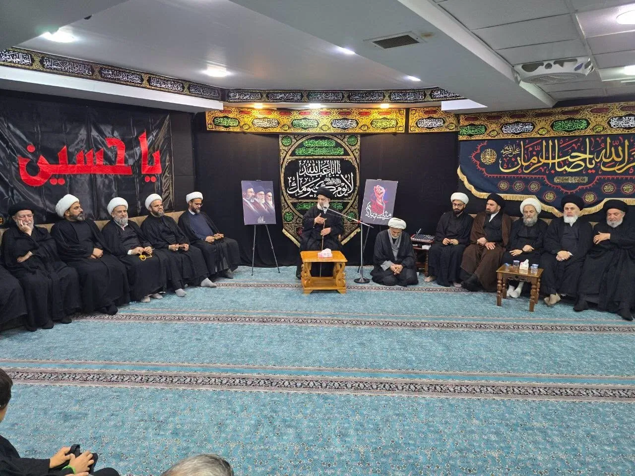 در سفر اربعینی آیت الله اعرافی به عراق نشست صمیمی مدیر حوزه های علمیه جمهوری اسلامی ایران با علمای نجف اشرف برگزار شد.