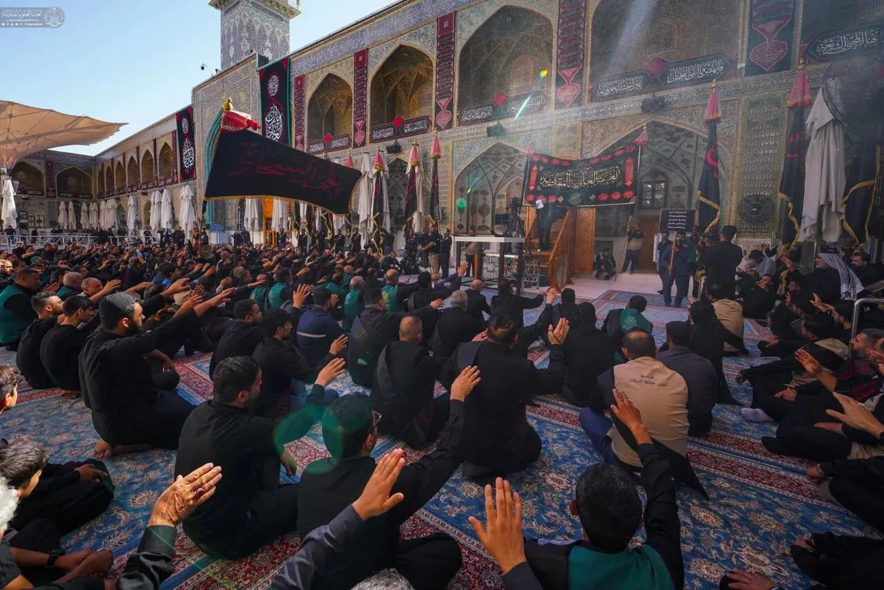 خادمان حرم مطهر امام علی(ع)، با برپایی موکب به مناسبت شهادت امام زین العابدین عزاداری کردند. خادمان حرم مطهر امام علی(ع)، با برپایی موکب به مناسبت شهادت امام زین العابدین عزاداری کردند.