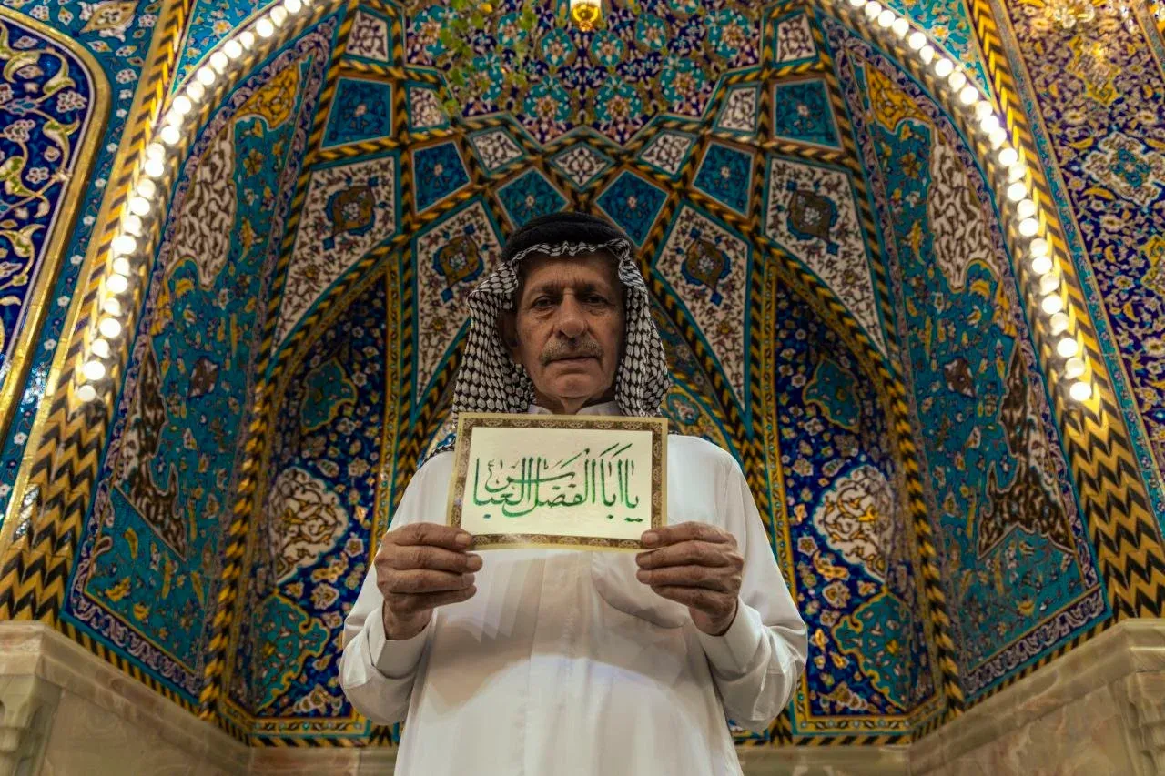 افشین یدالله، خوشنویس ایرانی، در آستان مقدس عباسی به خلق آثاری هنری با نام ائمه اهلبیت (ع) میپردازد و این تابلوهای خوشنویسی را به زائران هدیه میدهد. افشین یدالله، خوشنویس ایرانی، در آستان مقدس عباسی به خلق آثاری هنری با نام ائمه اهلبیت (ع) میپردازد و این تابلوهای خوشنویسی را به زائران هدیه میدهد.