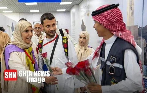ویدیو | استقبال از حجاج ایرانی در مکه با گل و گلاب