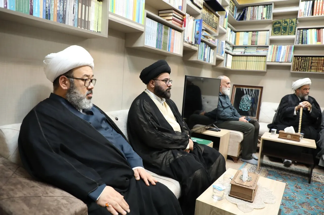 دیدار جمعی از اساتیدحوزه علمیه قم با نماینده آیت الله سیستانی + تصاویر