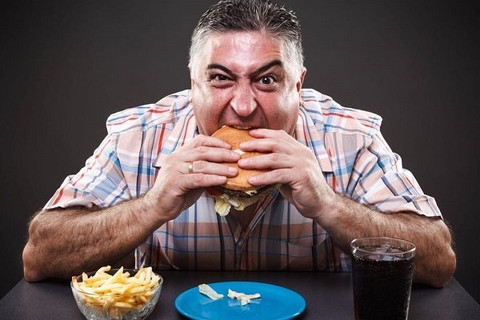 ۱۲ ترفند ساده برای ترک پرخوری عصبی و اضافه‌وزن