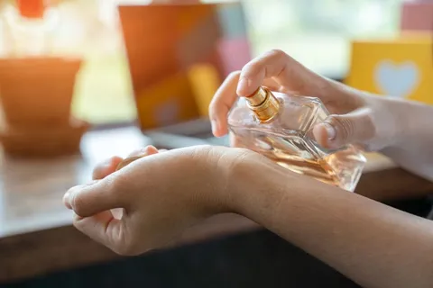آیا عطر زدن برای دختر جوان یا زن حرام است؟