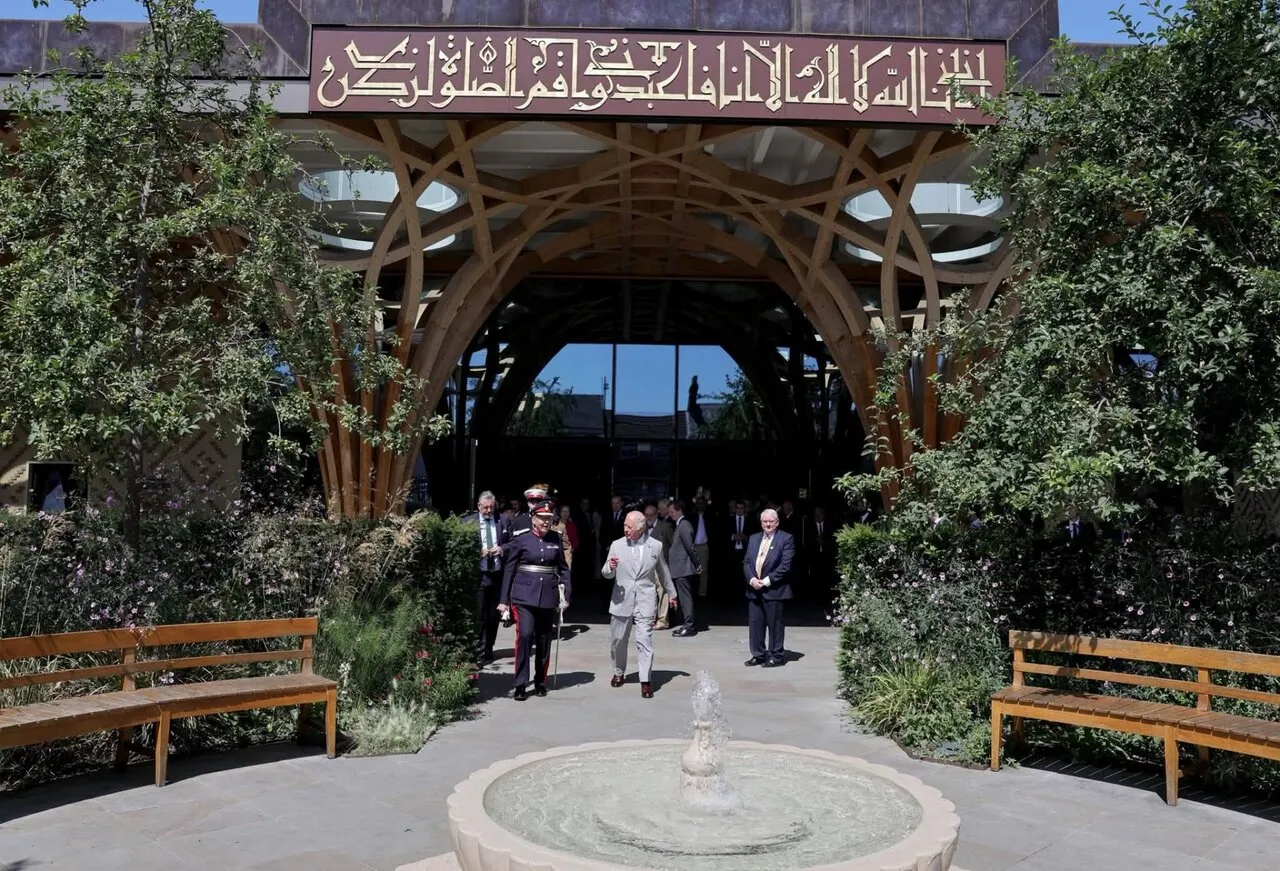 پادشاه بریتانیا، «چارلز سوم»، از مسجد جامع کمبریج بازدید کرد؛ مسجدی که از آن به عنوان نخستین مسجد سبز (زیستمحیطی) اروپا یاد میشود. این بنا در سال ۲۰۱۹ افتتاح شده و به دلیل طراحی معماری و بهرهگیری از راهکارهای پایدار زیستمحیطی، مورد توجه قرار گرفته است پادشاه بریتانیا، «چارلز سوم»، از مسجد جامع کمبریج بازدید کرد؛ مسجدی که از آن به عنوان نخستین مسجد سبز (زیستمحیطی) اروپا یاد میشود. این بنا در سال ۲۰۱۹ افتتاح شده و به دلیل طراحی معماری و بهرهگیری از راهکارهای پایدار زیستمحیطی، مورد توجه قرار گرفته است