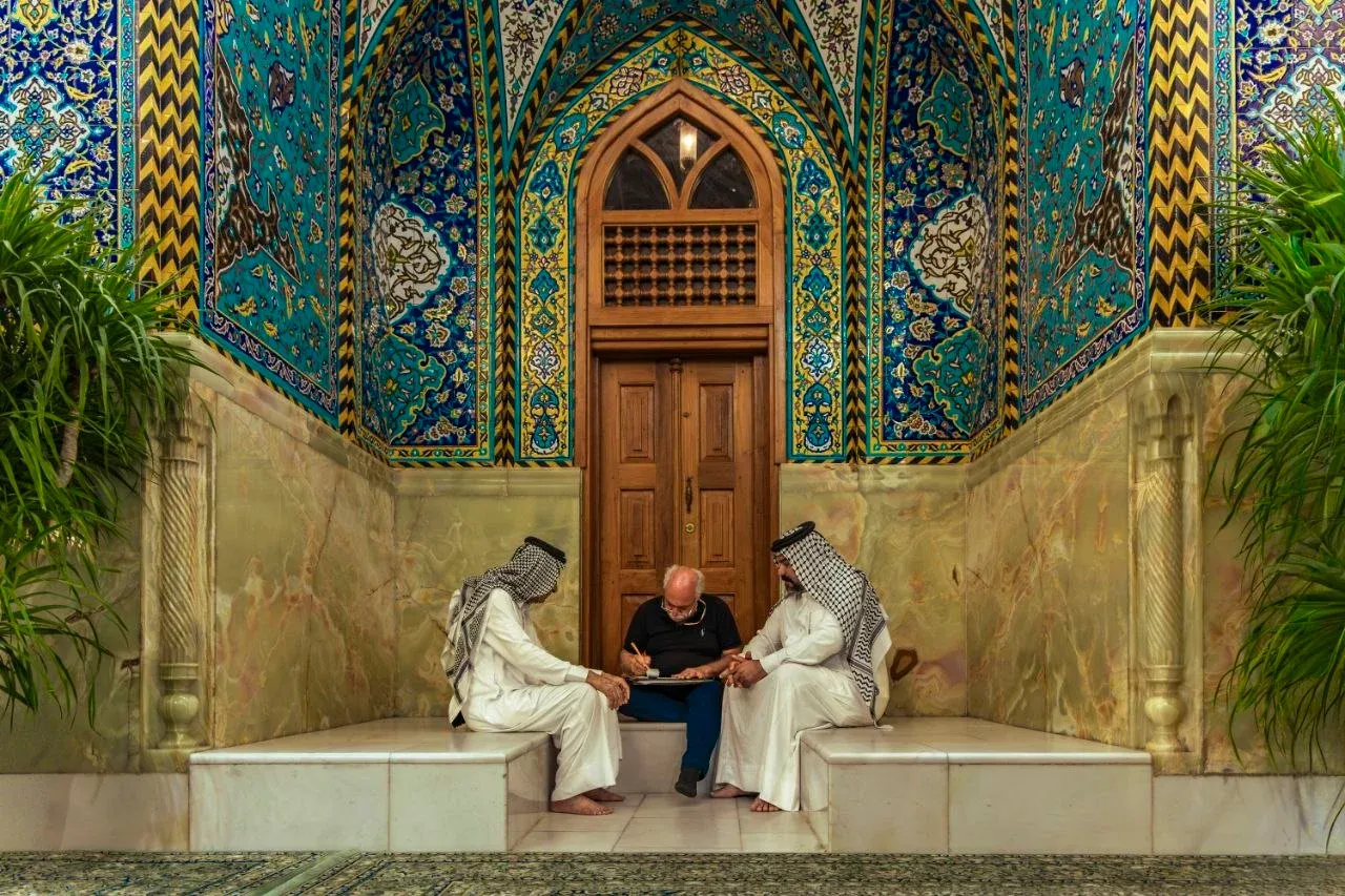 افشین یدالله، خوشنویس ایرانی، در آستان مقدس عباسی به خلق آثاری هنری با نام ائمه اهلبیت (ع) میپردازد و این تابلوهای خوشنویسی را به زائران هدیه میدهد. افشین یدالله، خوشنویس ایرانی، در آستان مقدس عباسی به خلق آثاری هنری با نام ائمه اهلبیت (ع) میپردازد و این تابلوهای خوشنویسی را به زائران هدیه میدهد.