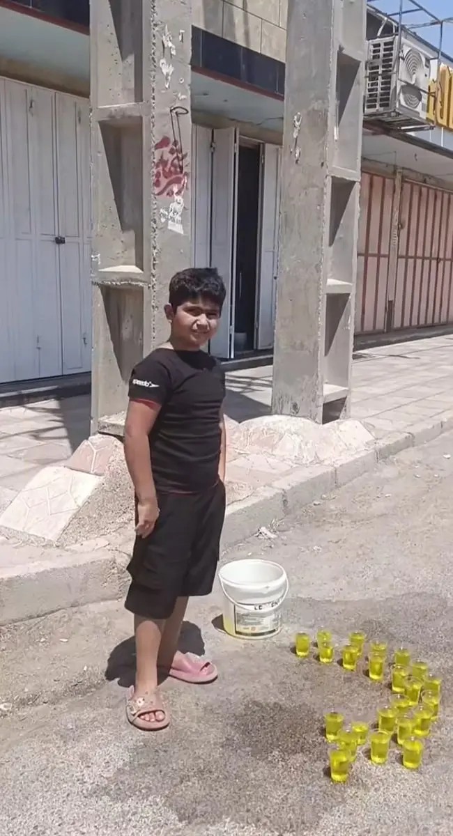 تصویری پربازدید از نذری یک پسربچه در خیابانتصویری پربازدید از حالوهوای ایام محرم در فضای مجازی مورد توجه کاربران قرار گرفته است؛ عکسی ساده اما تأثیرگذار از یک پسر بچه و ایستگاه نذری شربت که در هوای داغ و سوزان، بدون هیاهو و ازدحام، آماده پذیرایی از عزاداران حسینی است.: تصویری پربازدید از نذری یک پسربچه در خیابانتصویری پربازدید از حالوهوای ایام محرم در فضای مجازی مورد توجه کاربران قرار گرفته است؛ عکسی ساده اما تأثیرگذار از یک پسر بچه و ایستگاه نذری شربت که در هوای داغ و سوزان، بدون هیاهو و ازدحام، آماده پذیرایی از عزاداران حسینی است.: