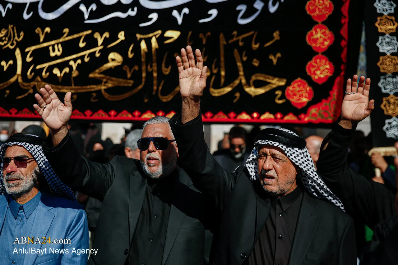 همزمان با سالروز شهادت حضرت فاطمه زهرا(س)، زائران حرم مطهر رضوی با ذکر توسل و برپایی دستههای عزاداری به سوگواری پرداختند. در این میان، دسته عزاداری خادمان حرم مطهر امام علی(ع) از نجف اشرف نیز جلوهای از ارادت محبان اهلبیت(ع) به بانوی دو عالم را به نمایش همزمان با سالروز شهادت حضرت فاطمه زهرا(س)، زائران حرم مطهر رضوی با ذکر توسل و برپایی دستههای عزاداری به سوگواری پرداختند. در این میان، دسته عزاداری خادمان حرم مطهر امام علی(ع) از نجف اشرف نیز جلوهای از ارادت محبان اهلبیت(ع) به بانوی دو عالم را به نمایش
