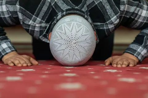 تاثیر شگفت انگیز سجده بر سلامت انسان