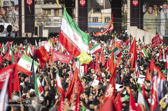 اقامۀ نماز بر پیکر رهبر شهید توسط آیت‌الله جعفر سبحانی