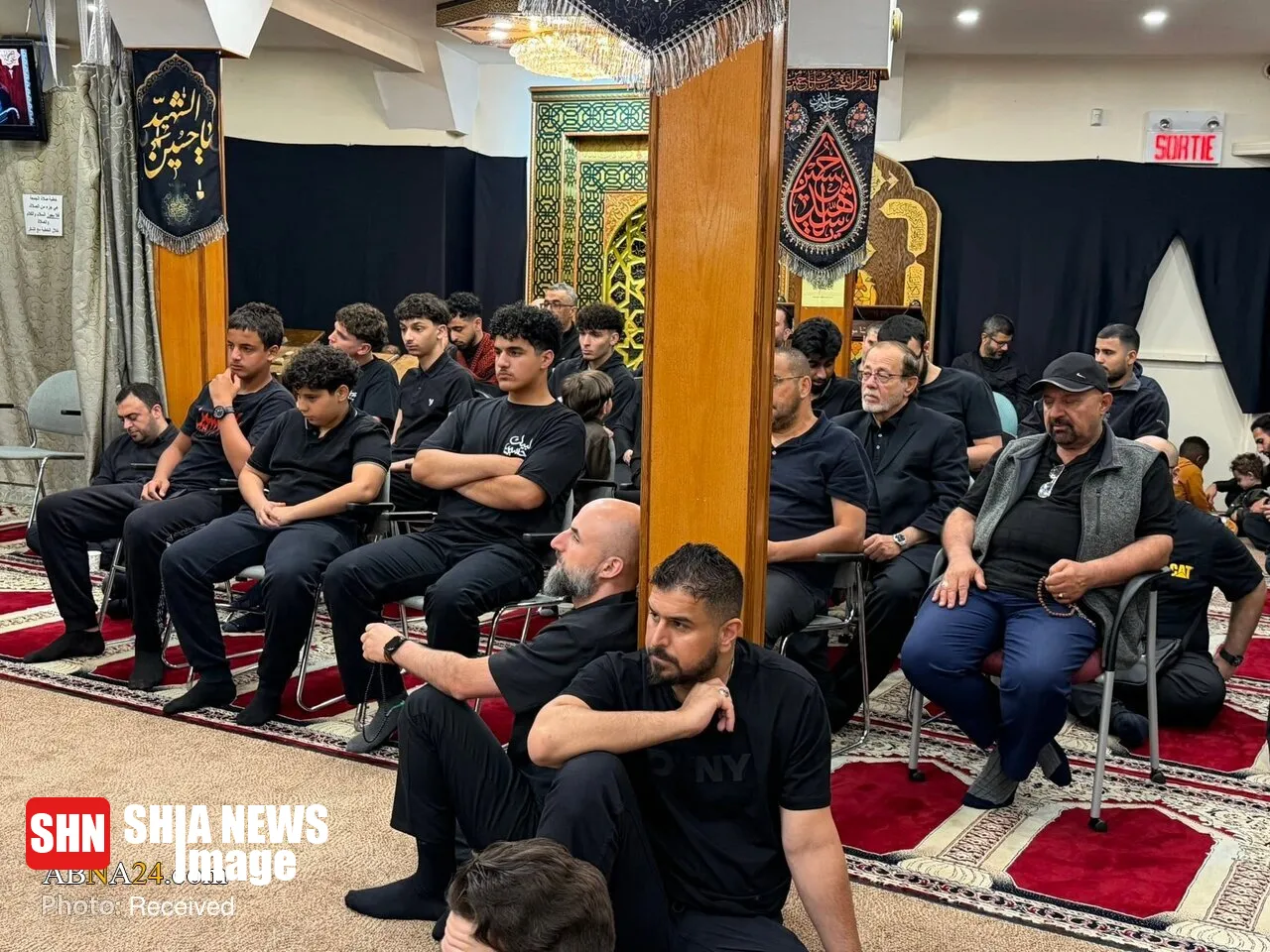همزمان با فرارسیدن ماه محرم و ایام سوگواری حضرت اباعبدالله الحسین(ع)، مراسم عزاداری و بزرگداشت قیام عاشورا با حضور جمعی از شیعیان در مرکز اهلبیت(ع) شهر مونترال کانادا برگزار شد. همزمان با فرارسیدن ماه محرم و ایام سوگواری حضرت اباعبدالله الحسین(ع)، مراسم عزاداری و بزرگداشت قیام عاشورا با حضور جمعی از شیعیان در مرکز اهلبیت(ع) شهر مونترال کانادا برگزار شد.