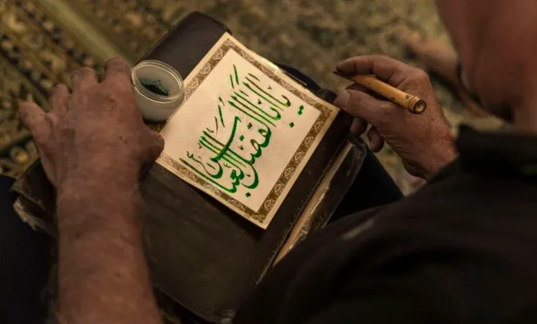 افشین یدالله، خوشنویس ایرانی، در آستان مقدس عباسی به خلق آثاری هنری با نام ائمه اهلبیت (ع) میپردازد و این تابلوهای خوشنویسی را به زائران هدیه میدهد. افشین یدالله، خوشنویس ایرانی، در آستان مقدس عباسی به خلق آثاری هنری با نام ائمه اهلبیت (ع) میپردازد و این تابلوهای خوشنویسی را به زائران هدیه میدهد.