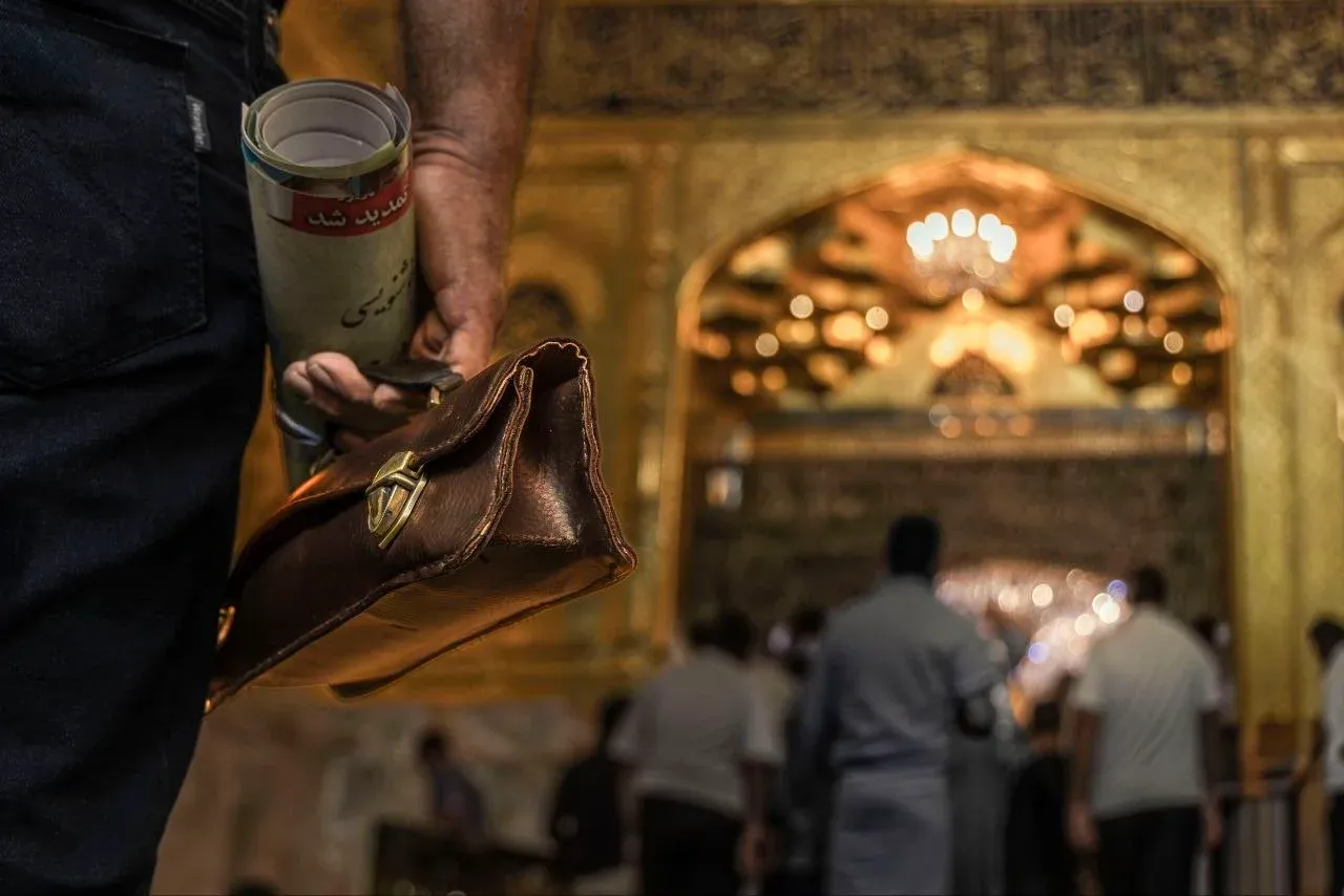افشین یدالله، خوشنویس ایرانی، در آستان مقدس عباسی به خلق آثاری هنری با نام ائمه اهلبیت (ع) میپردازد و این تابلوهای خوشنویسی را به زائران هدیه میدهد. افشین یدالله، خوشنویس ایرانی، در آستان مقدس عباسی به خلق آثاری هنری با نام ائمه اهلبیت (ع) میپردازد و این تابلوهای خوشنویسی را به زائران هدیه میدهد.