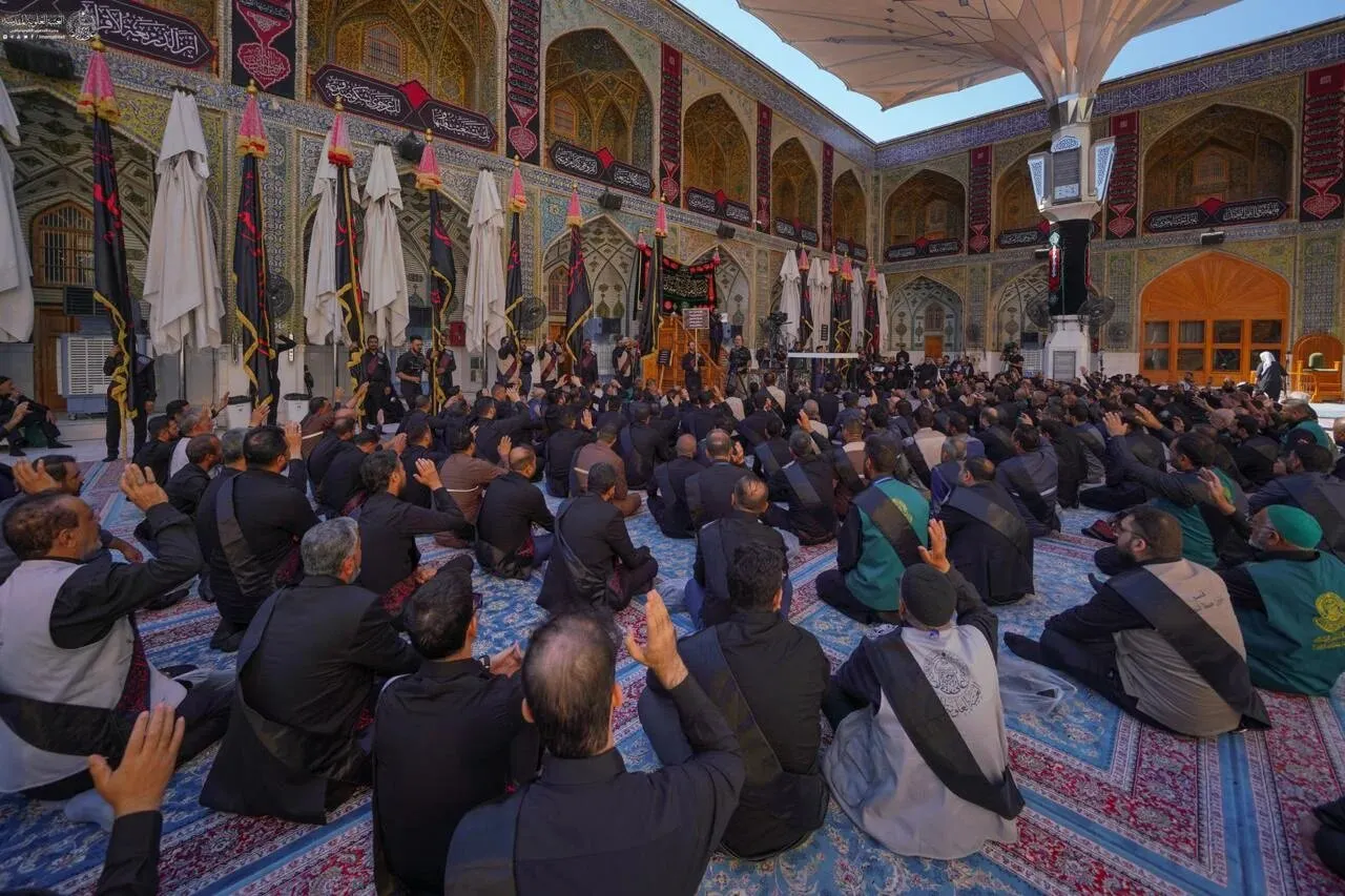 خادمان حرم مطهر امام علی(ع)، با برپایی موکب به مناسبت شهادت امام زین العابدین عزاداری کردند. خادمان حرم مطهر امام علی(ع)، با برپایی موکب به مناسبت شهادت امام زین العابدین عزاداری کردند.
