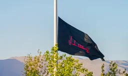تصاویر |  اهتزاز بزرگترین پرچم عزای حسینی در تهران