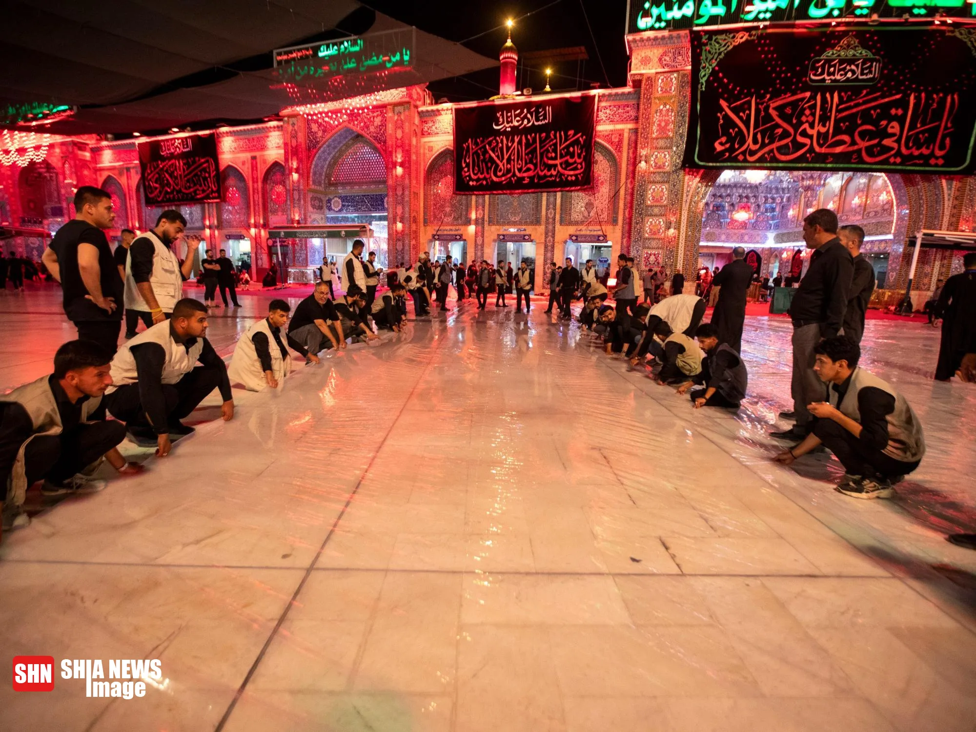 فرش ۱۰ هزار مترمربع فرش قرمز در بین‌الحرمین برای برگزاری مراسم «رکضة طویریج»+ عکس