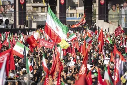 اقامۀ نماز بر پیکر رهبر شهید توسط آیت‌الله جعفر سبحانی