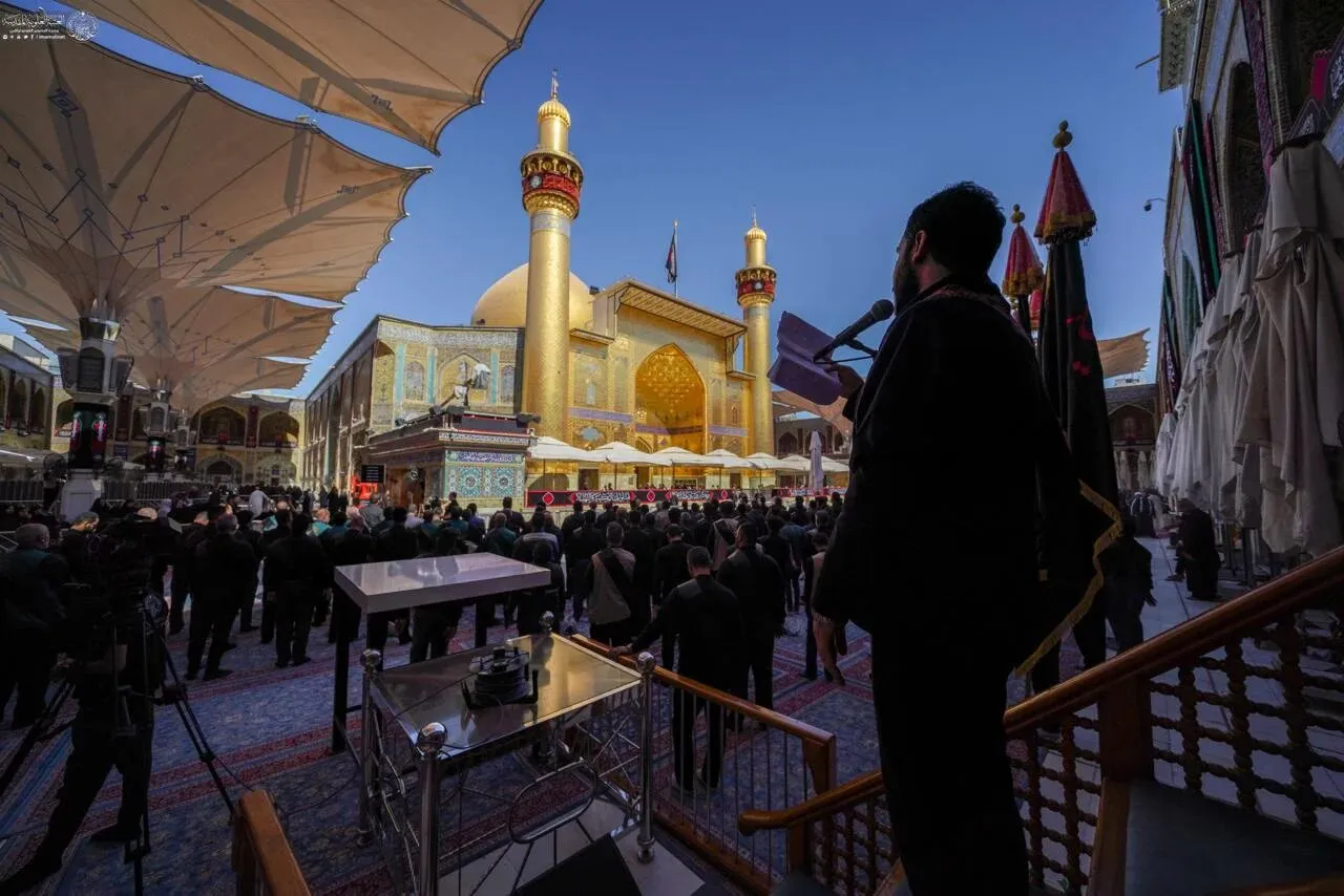 خادمان حرم مطهر امام علی(ع)، با برپایی موکب به مناسبت شهادت امام زین العابدین عزاداری کردند. خادمان حرم مطهر امام علی(ع)، با برپایی موکب به مناسبت شهادت امام زین العابدین عزاداری کردند.