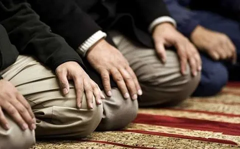 علت چرخاندن سر بعد از سلام نماز در مذهب شیعه