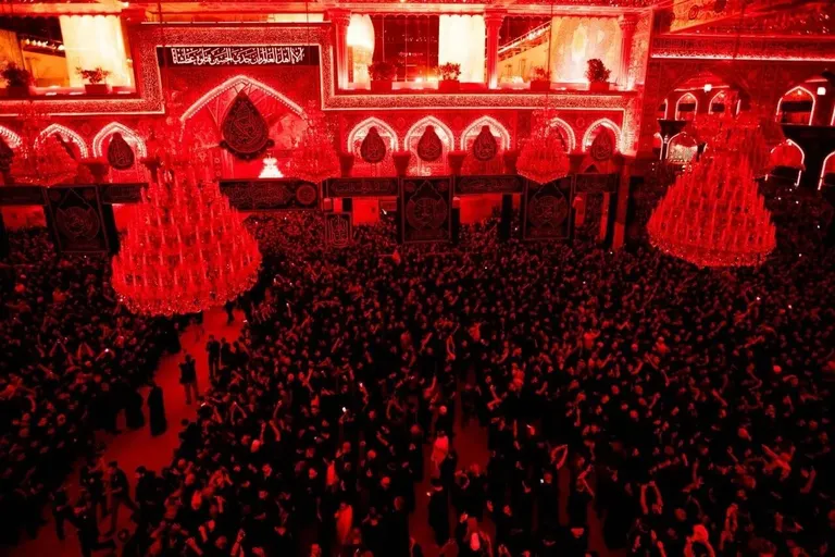 حرم امام حسین(ع) در شب اول محرم
