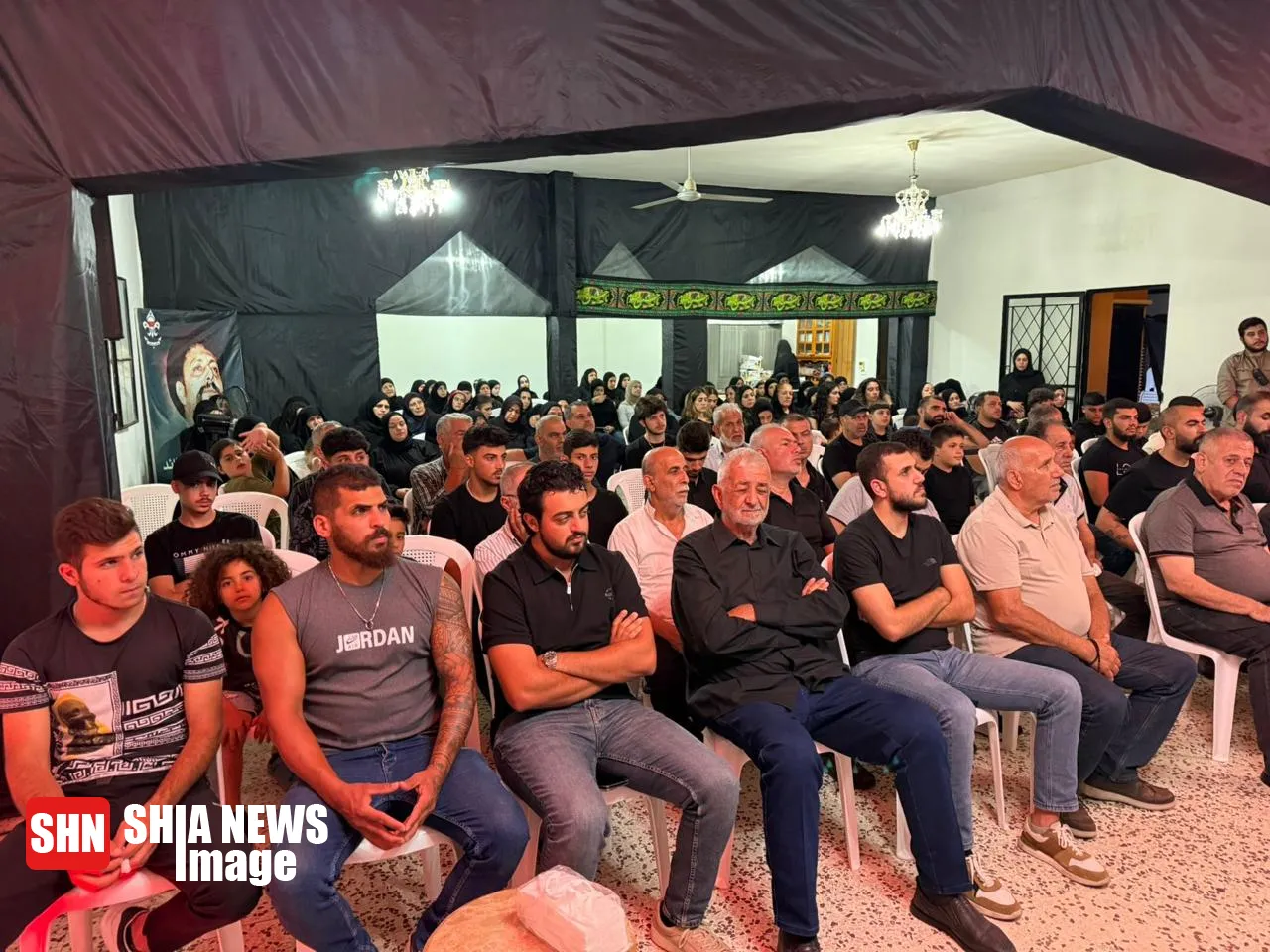 همزمان با فرارسیدن ایام سوگواری ماه محرم، مراسم عزاداری شب های عاشورا در مناطق گوناگون لبنان با حضور پرشور هیئت های حسینی و اقشار مختلف مردم ادامه دارد.